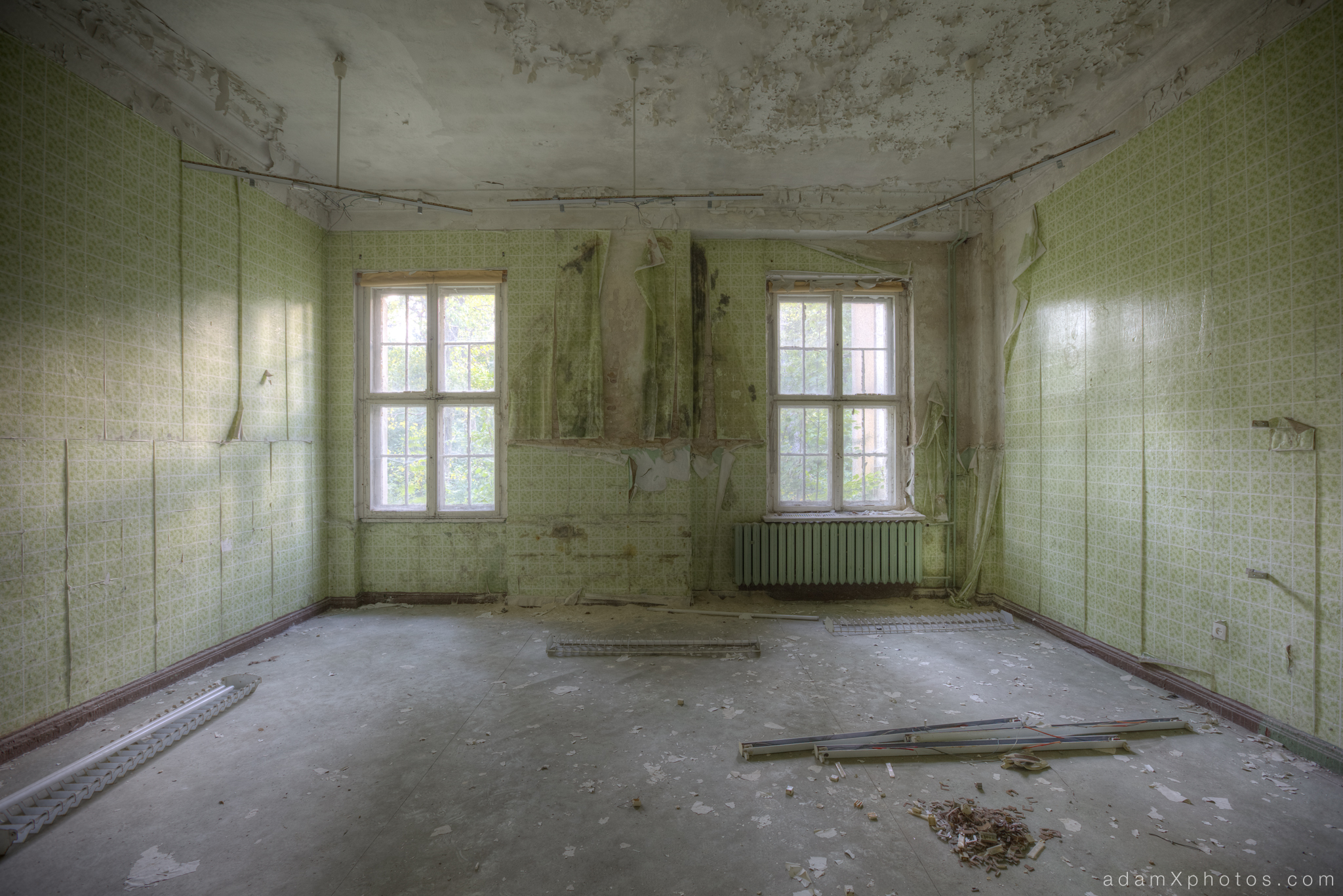 Adam X Urbex Urban Exploration Germany Juterbog School Soviet Russian Abandoned Lost Decay Green room tiled tiled
