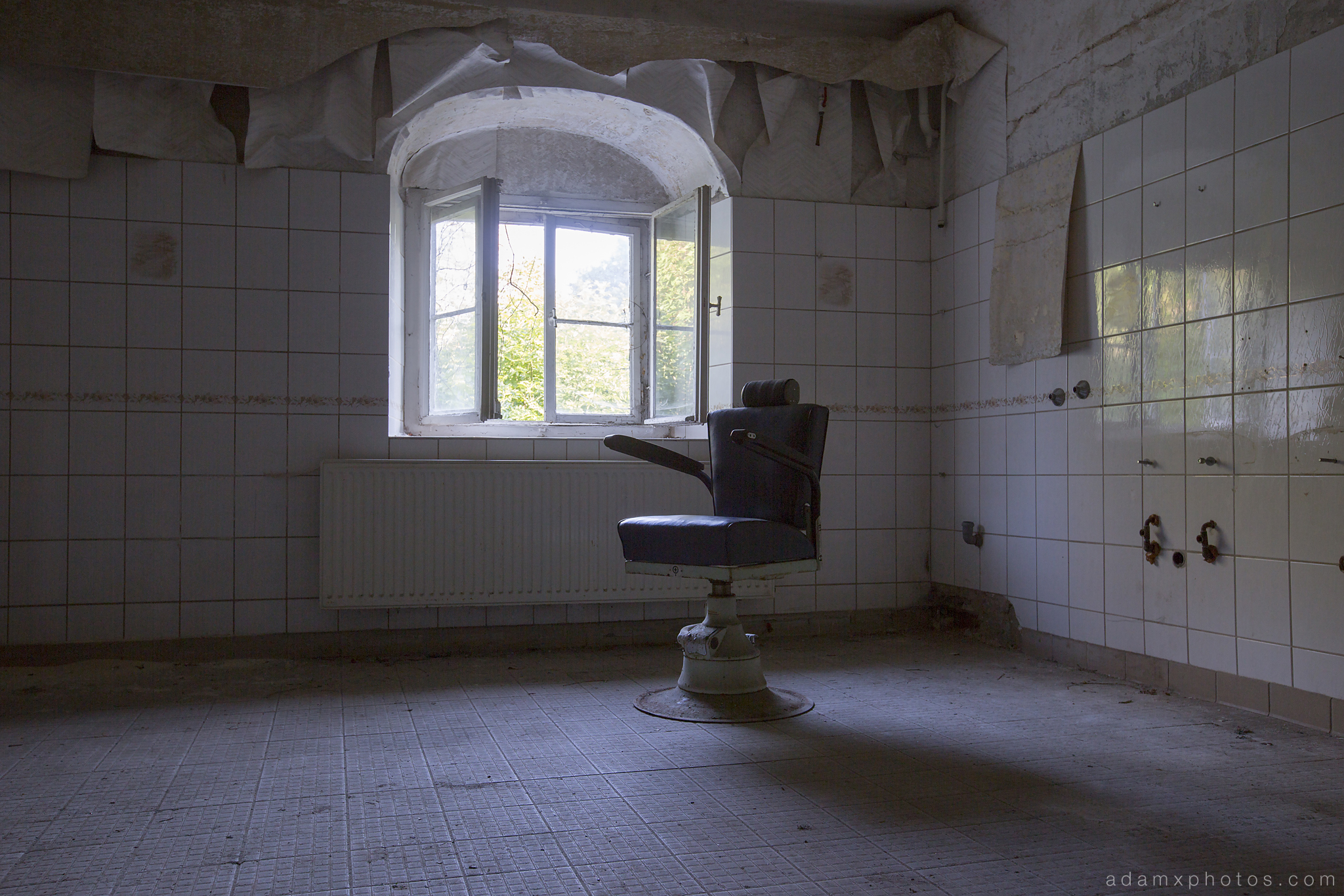 Adam X Urbex Krankenhaus von rollstuhlen Hospital of wheelchairs Germany Urban Exploration Decay Lost Abandoned Hidden Wheelchair chair