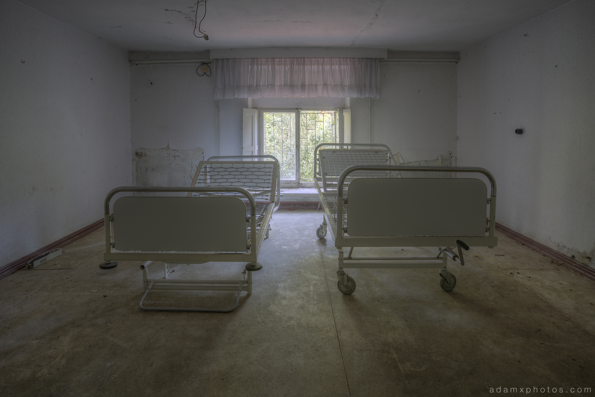 Adam X Urbex Krankenhaus von rollstuhlen Hospital of wheelchairs Germany Urban Exploration Decay Lost Abandoned Hidden Wheelchair hospital beds