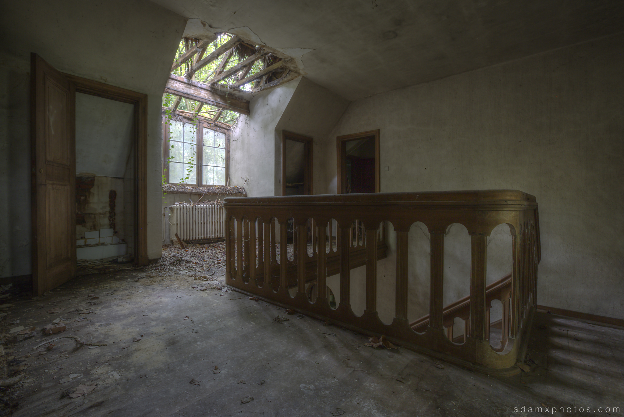 Ceiling landing greenery bannisters Adam X Urbex UE Urban Exploration Belgium Villa Maison SS House Townhouse abandoned derelict unused empty disused decay decayed decaying grimy grime collapsing overgrown