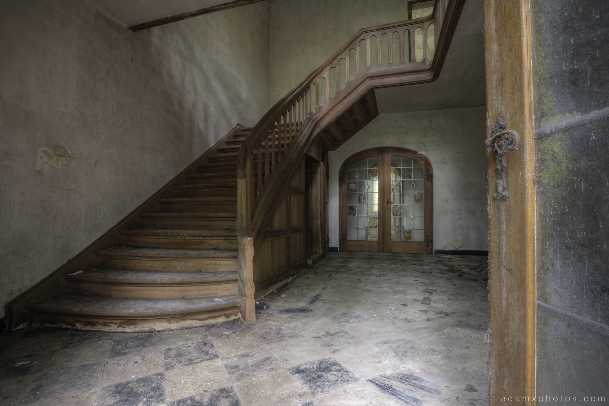 Downstairs entrance stairs staircase grand Adam X Urbex UE Urban Exploration Belgium Villa Maison SS House Townhouse abandoned derelict unused empty disused decay decayed decaying grimy grime collapsing overgrown
