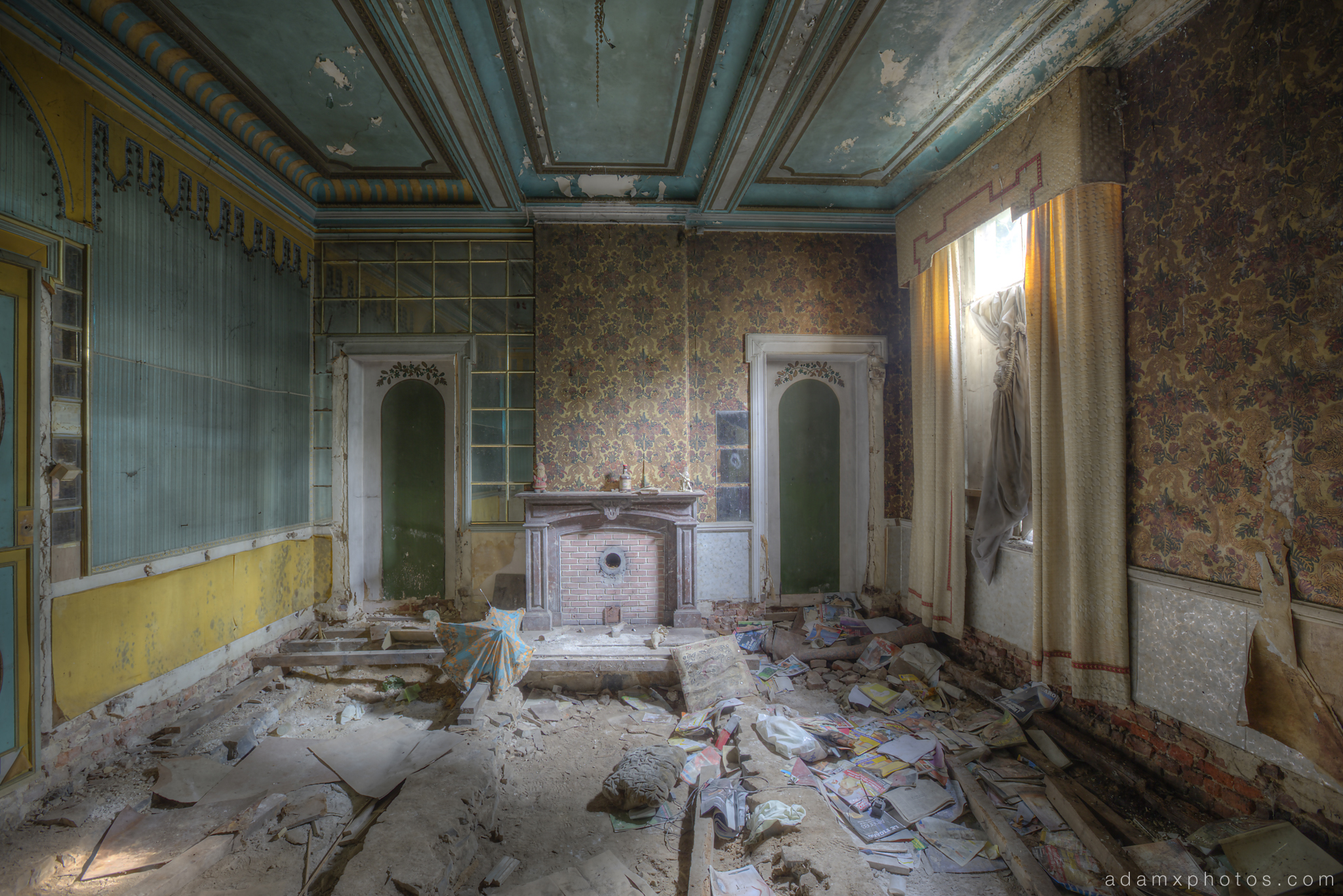 Utopia Room blue yellow colours wallpaper fireplace curtains Adam X Urbex UE Urban Exploration Belgium Chateau Congo house maison villa townhouse abandoned derelict unused empty disused decay decayed decaying grimy grime collapsing