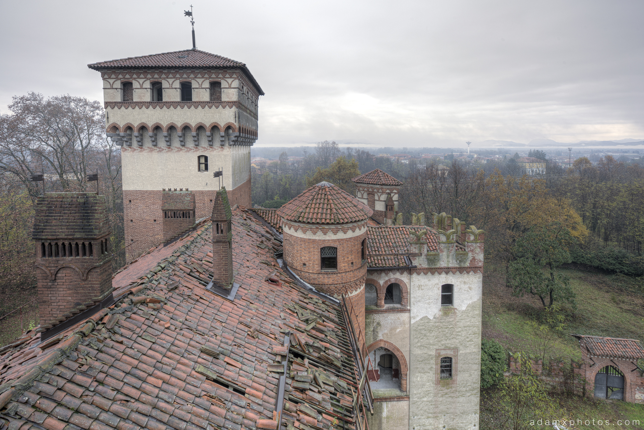 Castello di R Italy castle Urbex Adam X Urban Exploration rooftop roof turret tower landscape view top looking out photo photos report decay detail UE abandoned derelict unused empty disused decay decayed decaying grimy grime