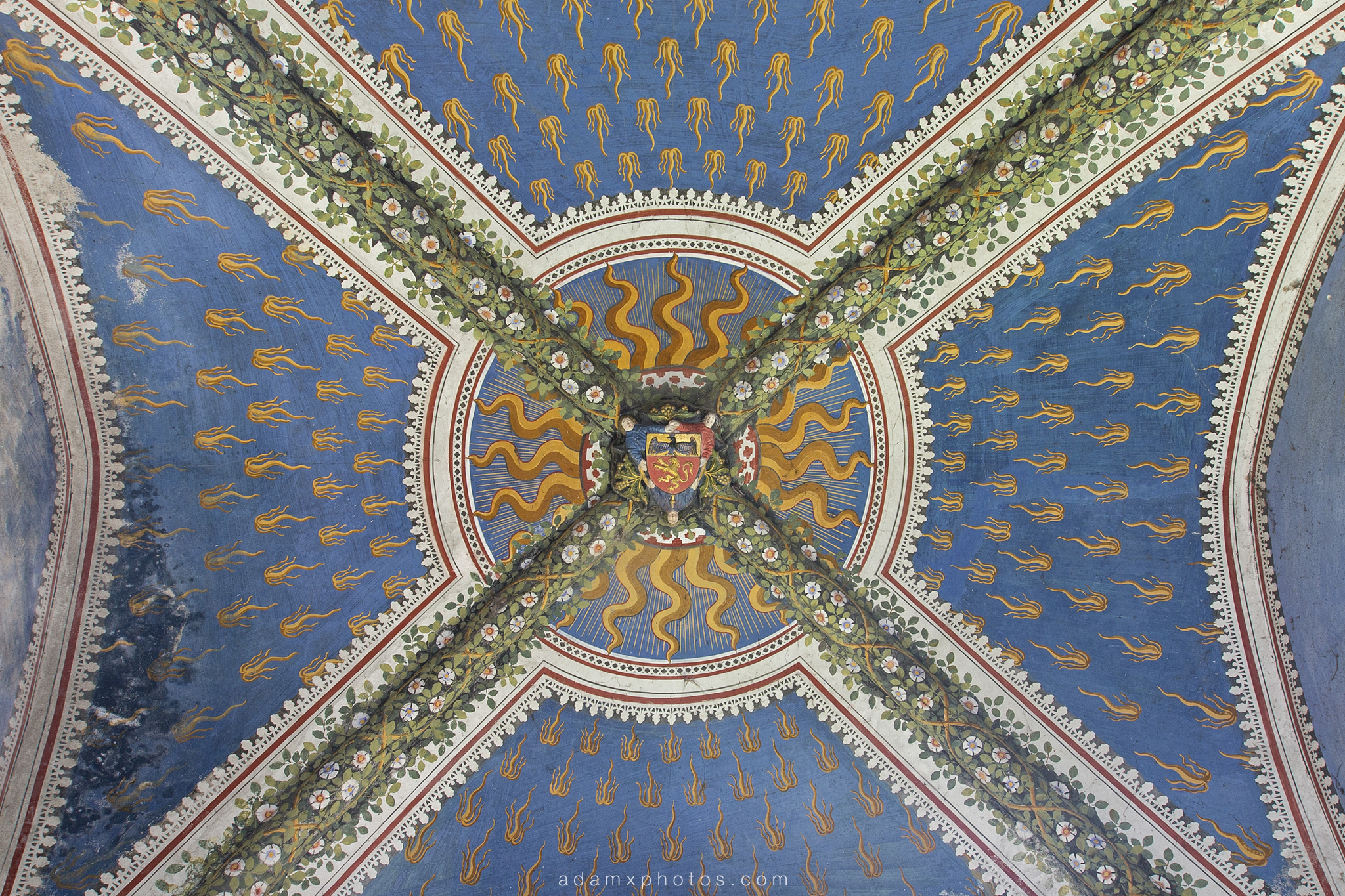 Castello di R Italy castle Urbex Adam X Urban Exploration chapel ceiling detail painted ornate grand crest emblem badge motif photo photos report decay detail UE abandoned derelict unused empty disused decay decayed decaying grimy grime