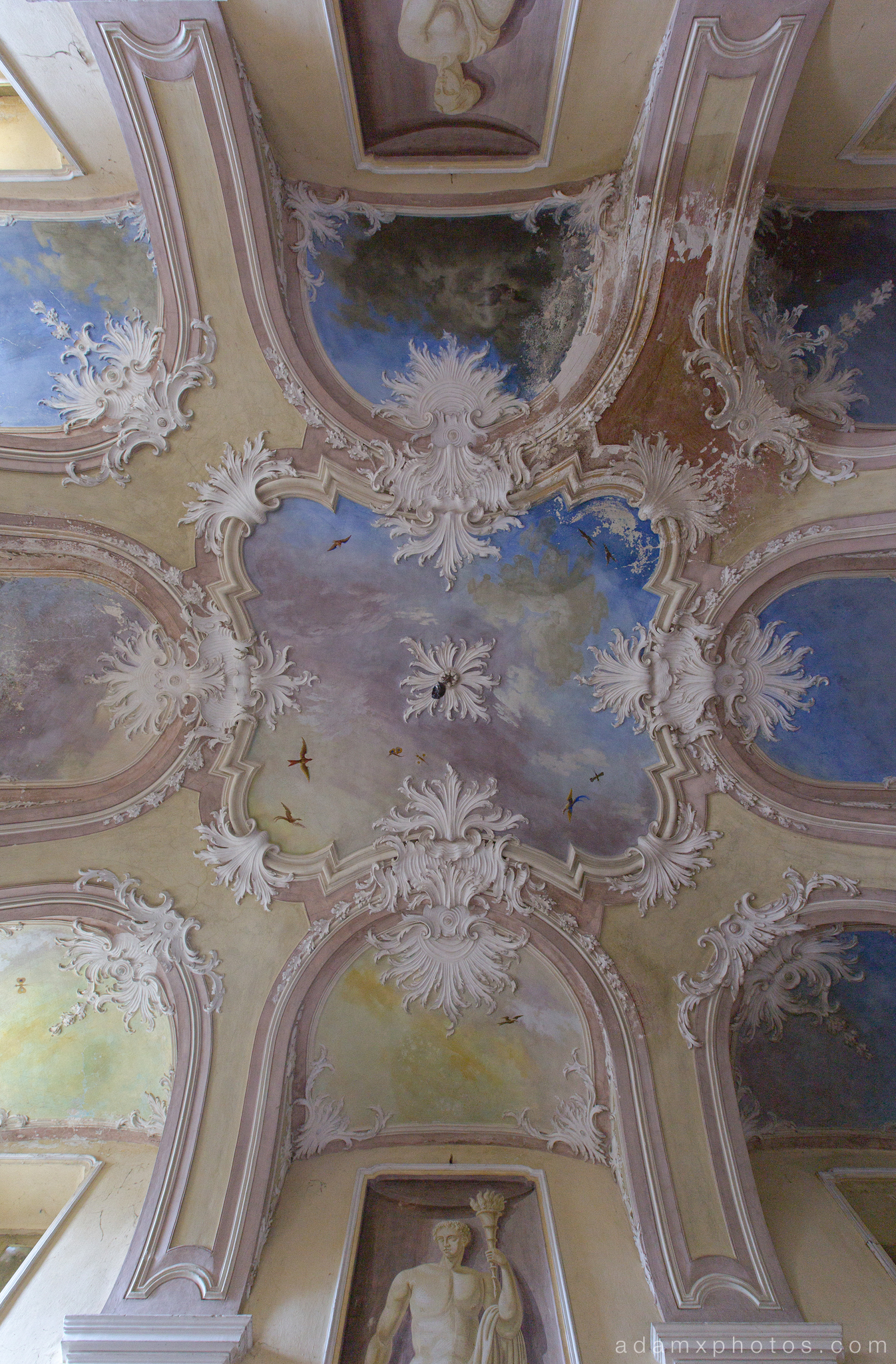 Villa SG castle Urbex Adam X Urban Exploration ceiling hall fresco painted ceiling rose pictures murals photo photos report decay detail UE abandoned derelict unused empty disused decay decayed decaying grimy grime