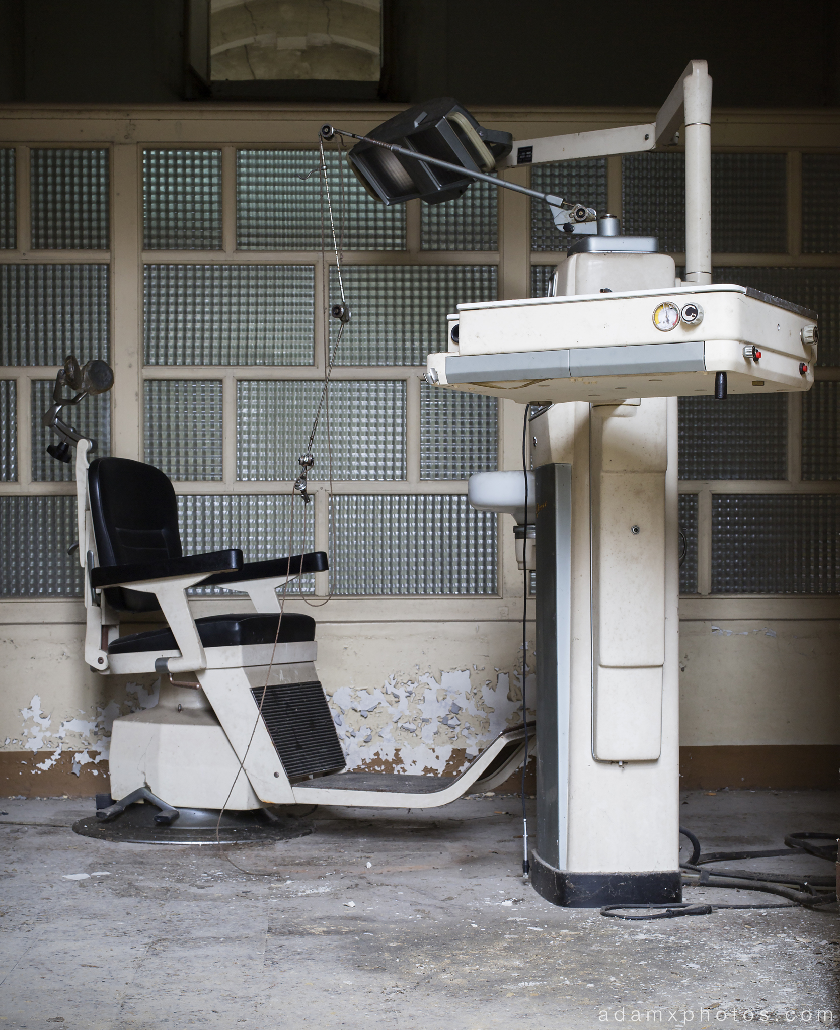 Manicomio di R Dr Rossetti Rosetti doctor Urbex Adam X Urban Exploration dentist dentist's chair medical photo photos report decay detail UE abandoned derelict unused empty disused decay decayed decaying grimy grime