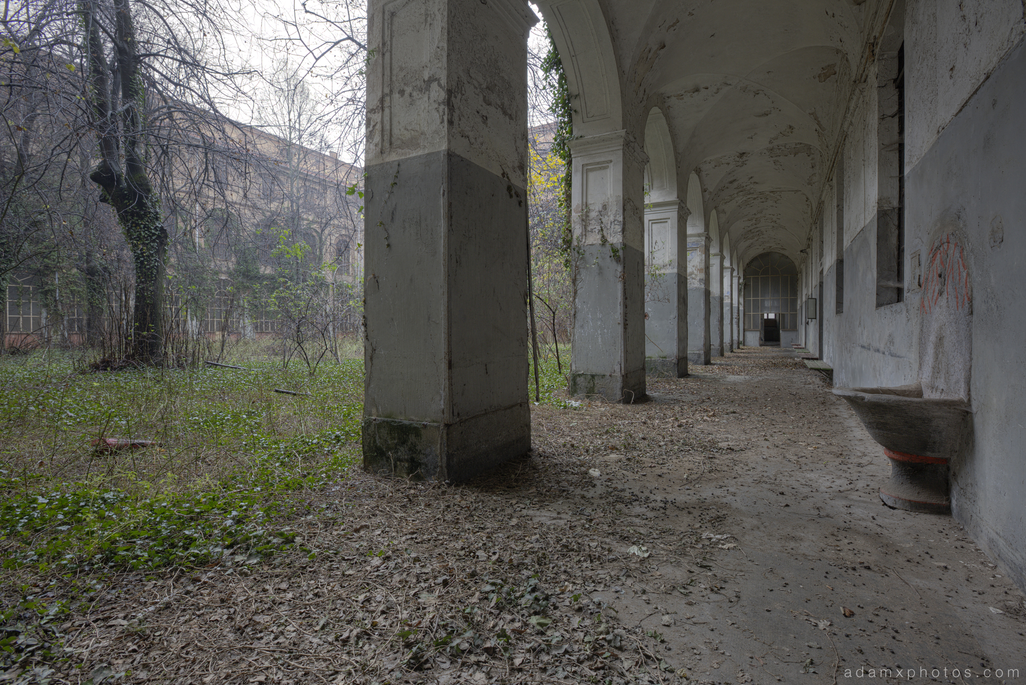Manicomio di R Dr Rossetti Rosetti doctor Urbex Adam X Urban Exploration courtyard quad outside columns cloister cloisters overgrown trees overgrown overgrowth photo photos report decay detail UE abandoned derelict unused empty disused decay decayed decaying grimy grime