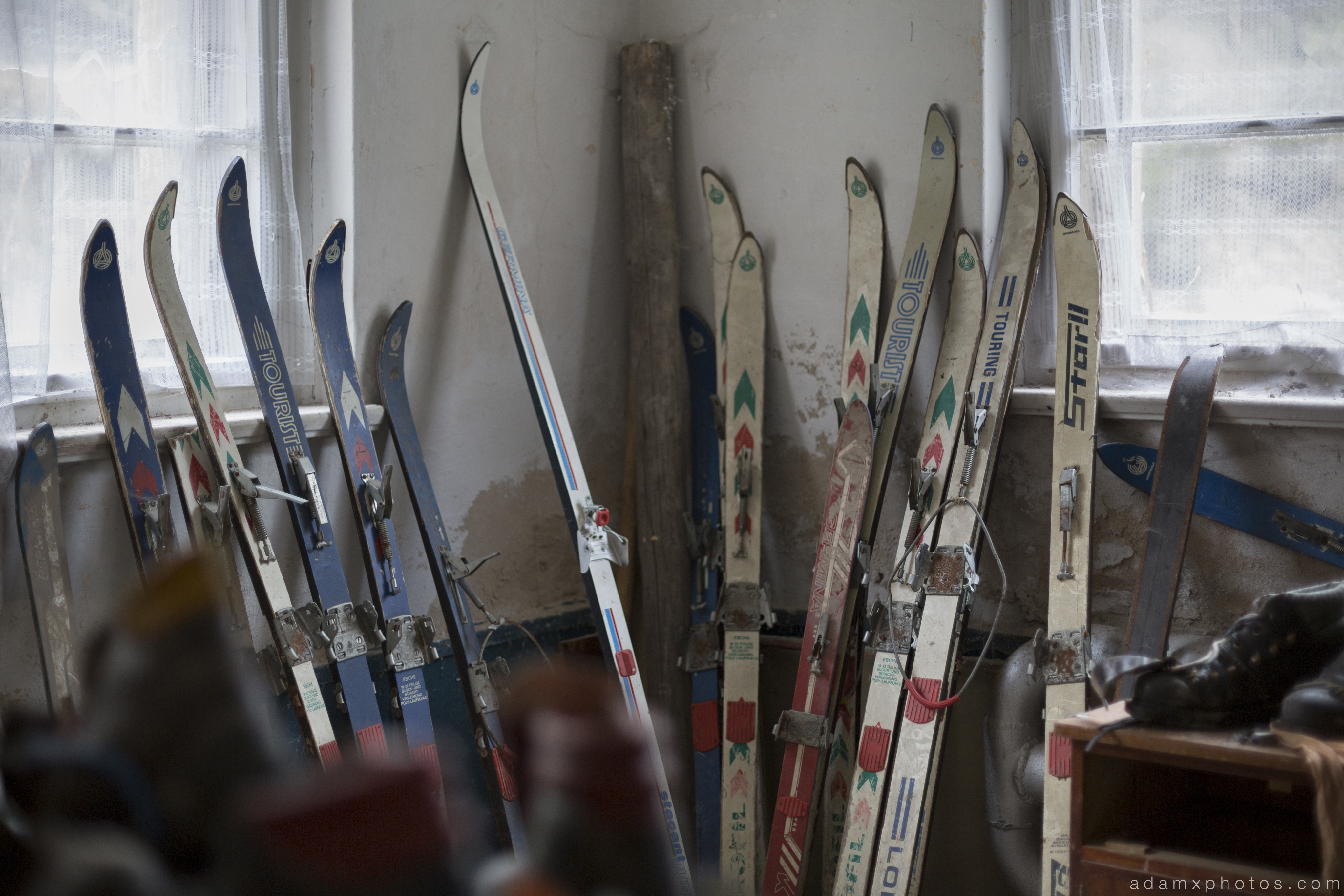 Old vintage retro skis Skis lodge alpine resort Ferienhotel Sachsenhof Hotel Ski Alpine Urbex Germany Adam X Urban Exploration Access 2016 Abandoned decay lost forgotten derelict location Deutschland Mould