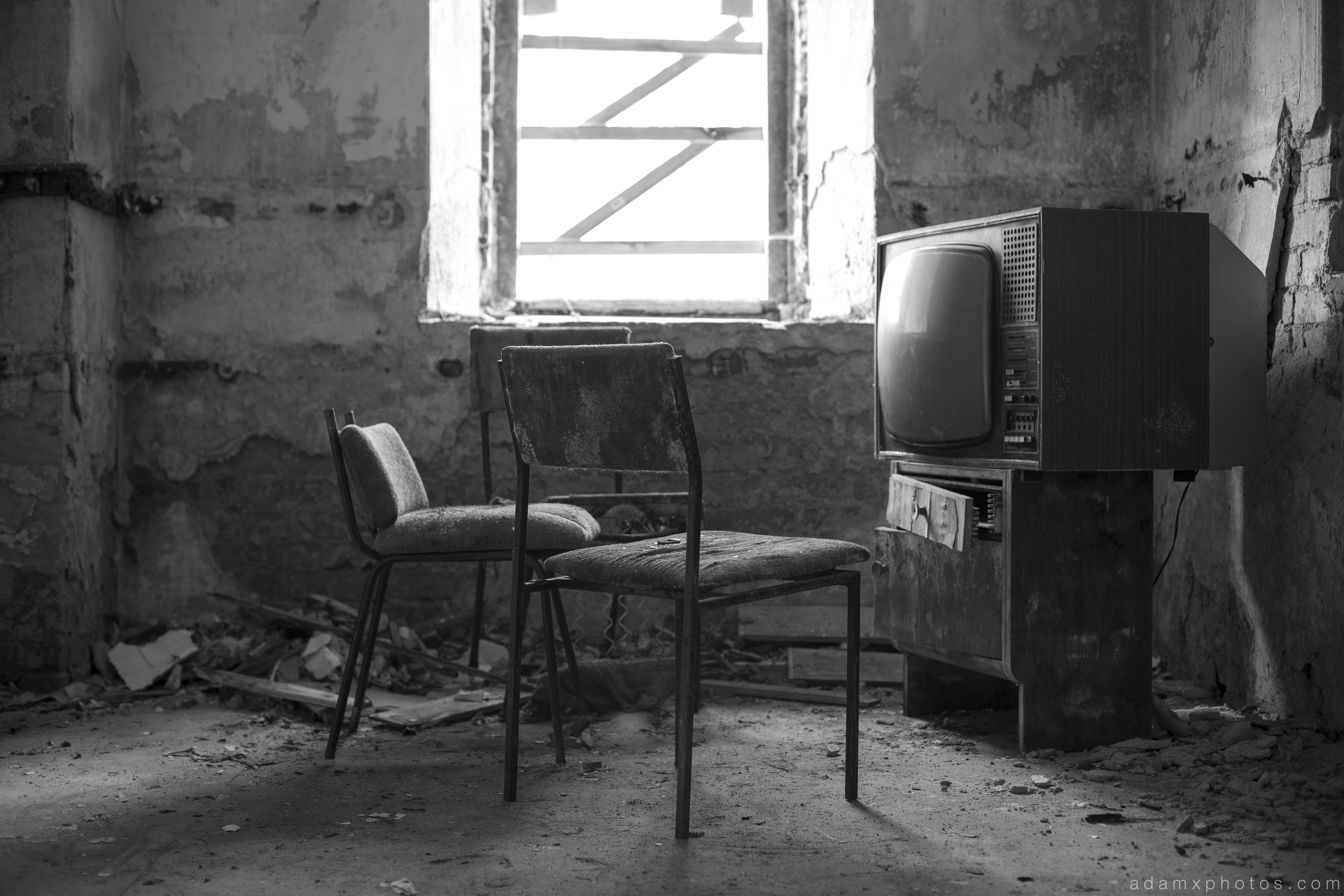 Basement black and white old television TV Villa Symmetry Urbex Germany Adam X Urban Exploration Access 2016 Abandoned decay lost forgotten derelict location Deutschland