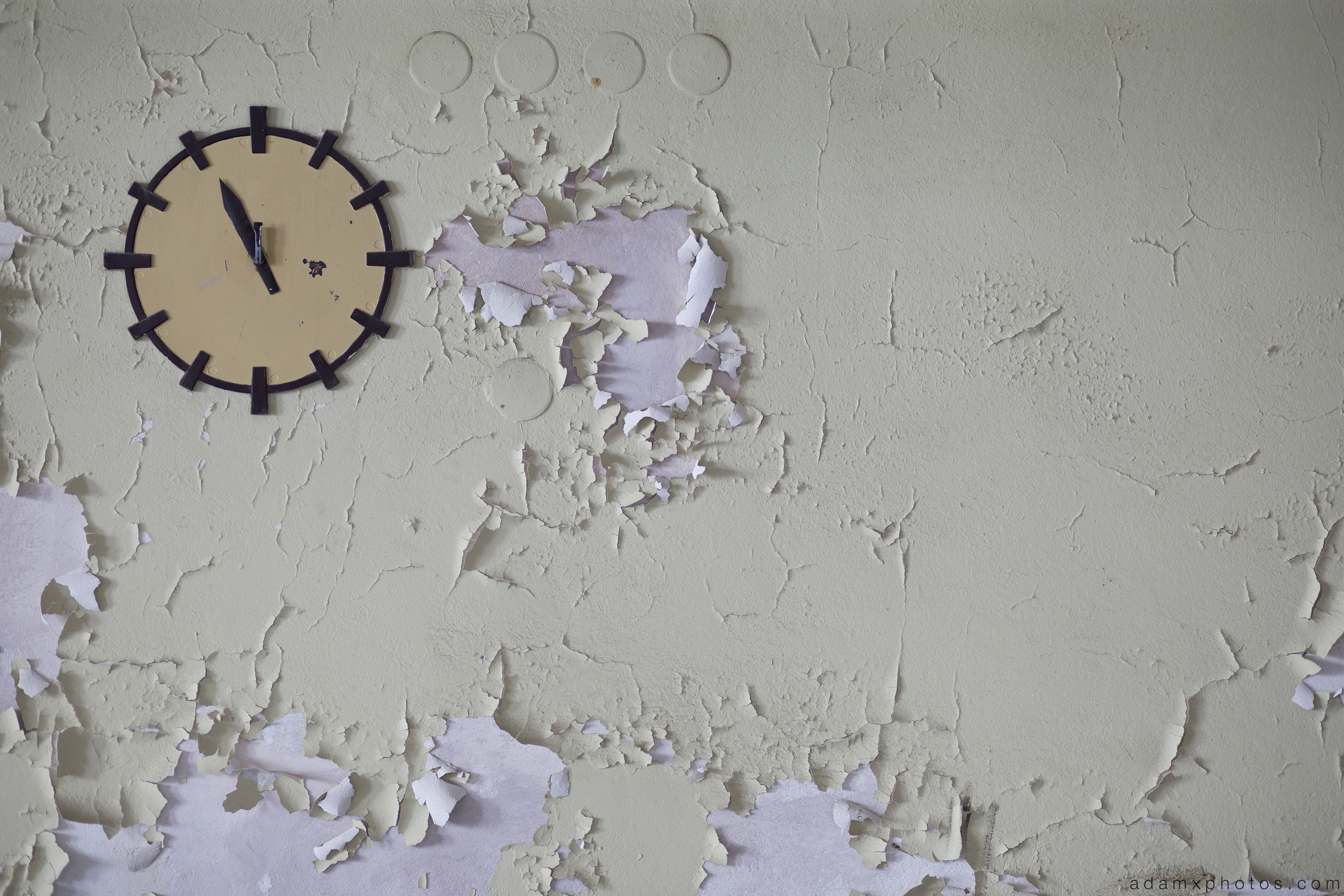 Clock peeling paint Speisehauses Dining House VEB Strömungswerke Urbex Germany Adam X Urban Exploration Access 2016 Abandoned decay lost forgotten derelict location Deutschland